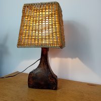 Lampe brutaliste en cuivre patiné et incisé – design vintage des années 1960–70