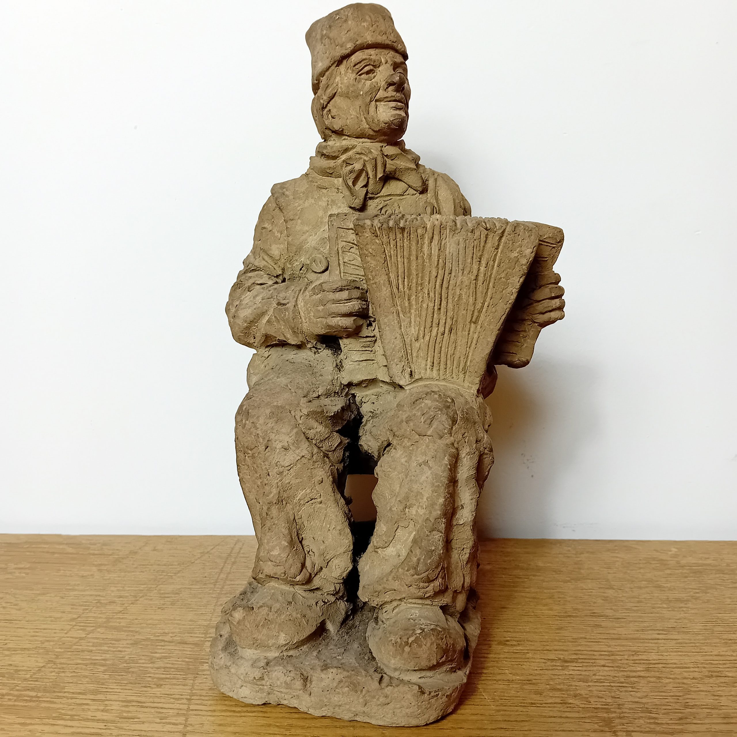 Joueur d’accordéon – Étude originale en terre crue signée Ernest Wittmann (1897-1960)