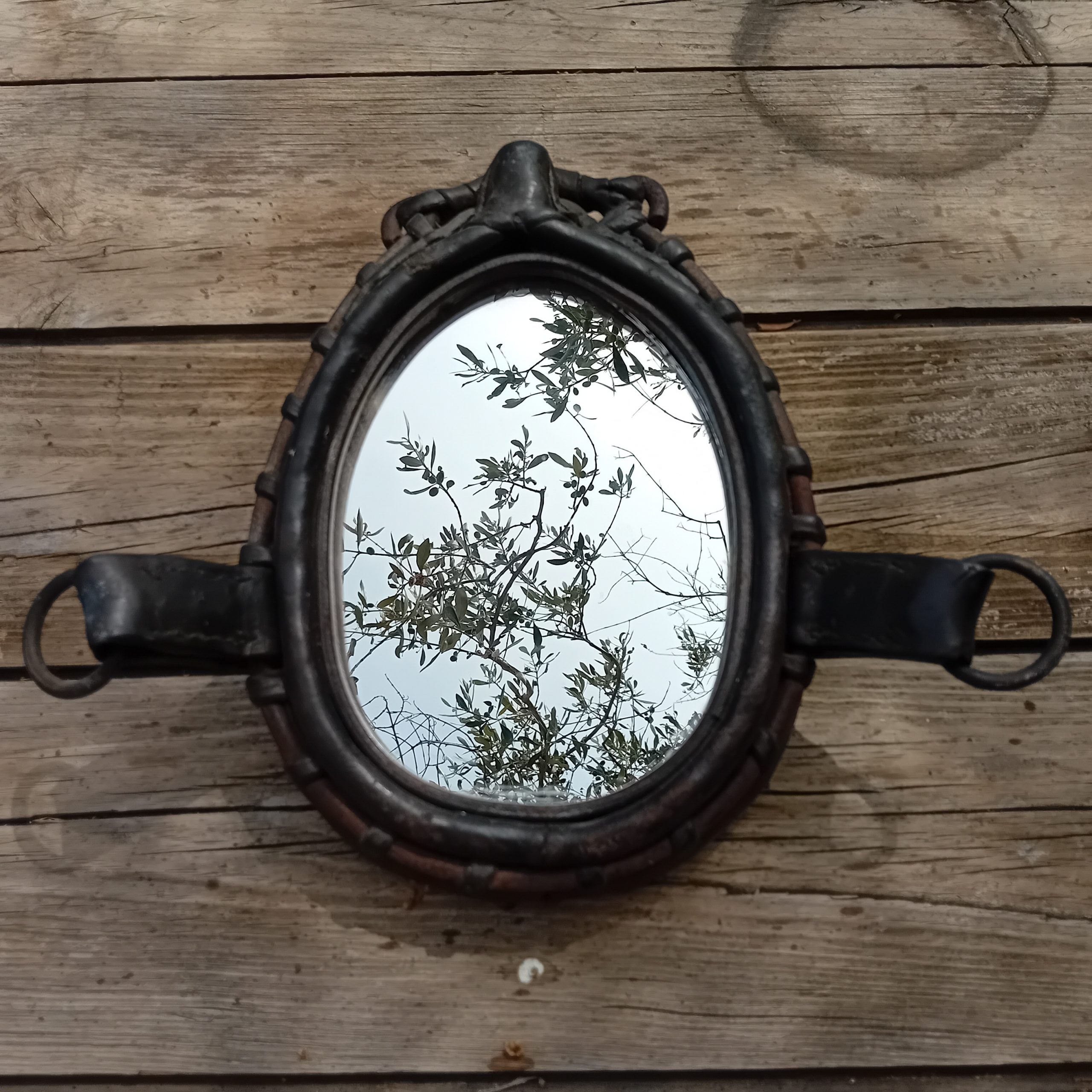Miroir brut dans un ancien collier – Belgique, 1963 Art Populaire