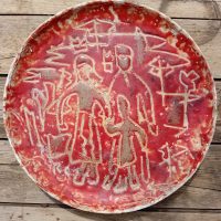 Plat mural en céramique brutaliste signé RC, années 50/60. Grand format 41 cm, décor incisé archaïsant. Une véritable pièce maîtresse.