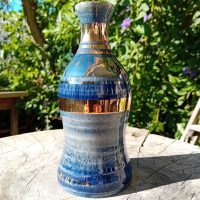 Vase signé Georges Pelletier en céramique bleue et dorée, hauteur 18 cm