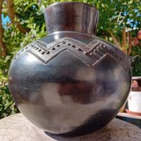 Pot à bière zoulou (ukhamba) signé FAN. GCOBO — vue de face, terre cuite noire, 30 cm