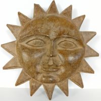 Ancien moule en bois Takaan des Philippines représentant un soleil biface sculpté à la main, début XXe siècle