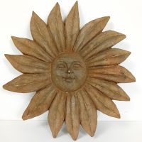 Ancien moule en bois Takaan des Philippines représentant une fleur solaire biface sculptée à la main, milieu XXe siècle.