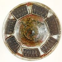 Plat mural céramique Thiry Vallauris, grès émaillé rouge et brun, décor incisé, pièce des années 1960 attribuée à Jean-Claude Thiry.