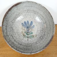 Coupe céramique Gustave Reynaud Le Mûrier Vallauris. Grand format 30,5 cm, émail craquelé et décor floral bleu, rare pièce des années 1950.