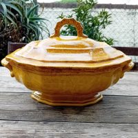 Soupière Aegitna Vallauris ancienne en céramique émaillée miel craquelé