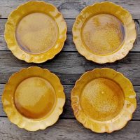 Lot de 4 assiettes plates Aegitna Vallauris en céramique ancienne à glaçure miel craquelée et bord chantourné