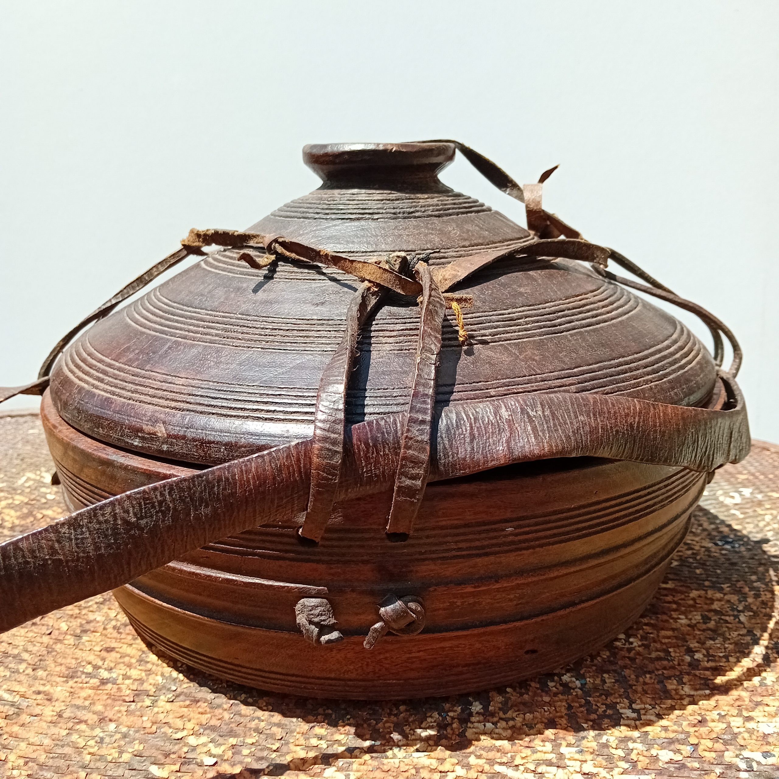 panier-injera-ethiopien-bois-cuir-ancien.jpeg