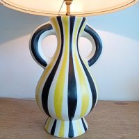 Lampe Jean de Lespinasse en céramique rayée jaune noir et blanc signée JDL