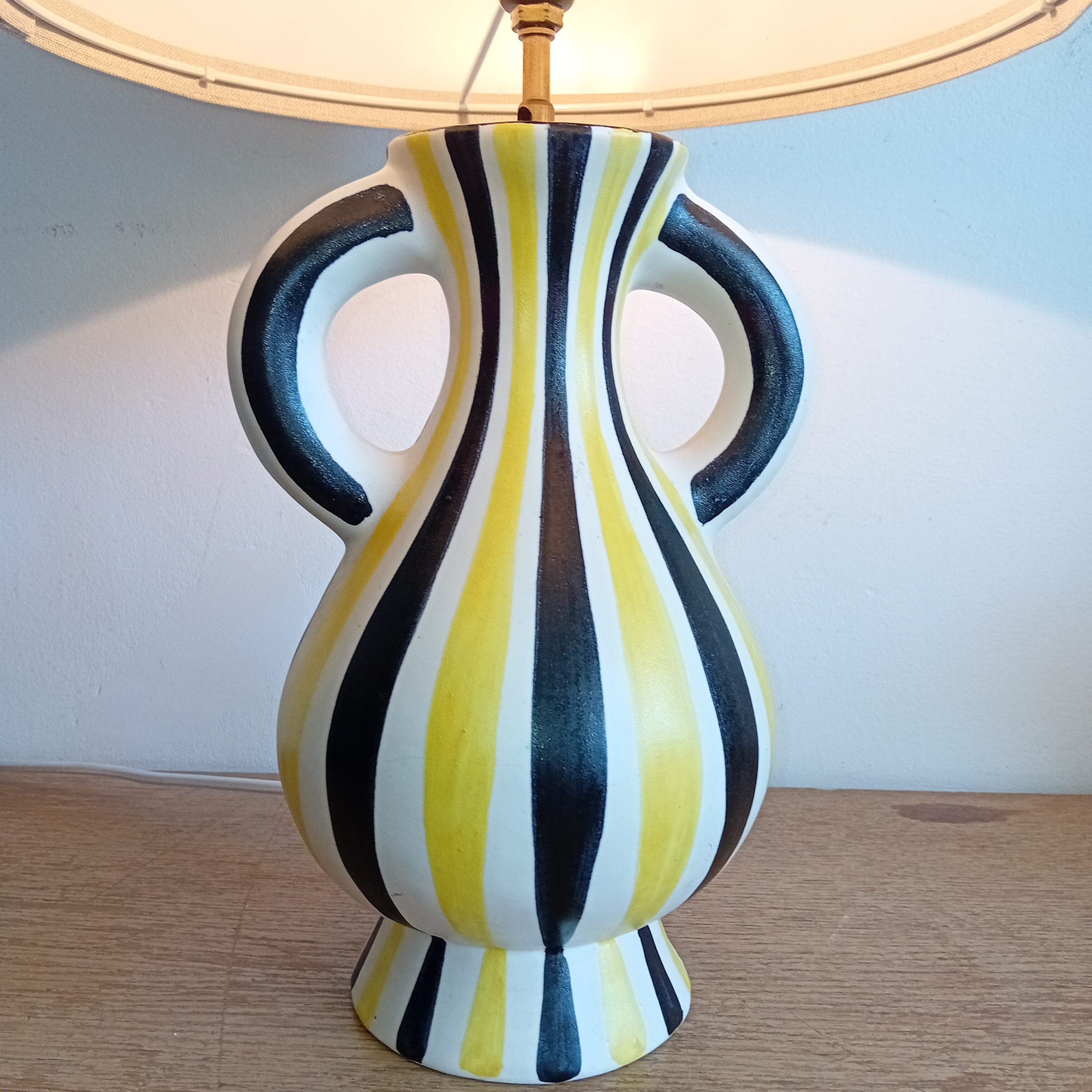 lampe-jean-de-lespinasse-rayures-jaune-noir-blanc.jpeg