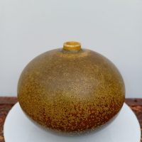 Vase céramique GBLM vintage signé Geneviève Baptendier et Laurence Molinard à décor brun doré aux effets minéraux