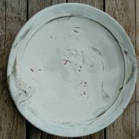 Grand plat en céramique blanche satinée signé Françoise Blain diamètre 42,3 cm
