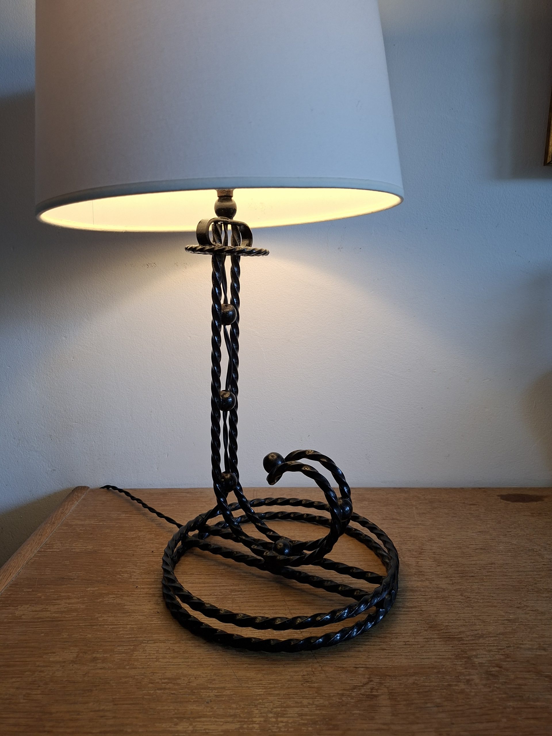 lampe-sculpture-fer-forge-torsade-annees-1950.jpg