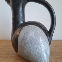 Vase Gilbert Valentin Les Archanges attribué Vallauris en céramique sculpturale noire et blanche des années 1950-1960
